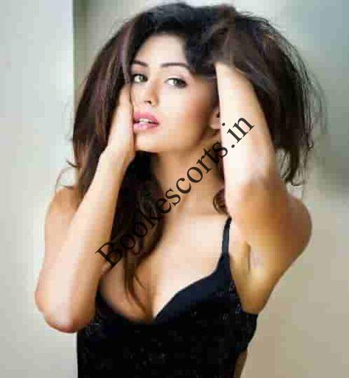 Vidhya – A Stunning Busty Brunette for Ultimate Pleasure